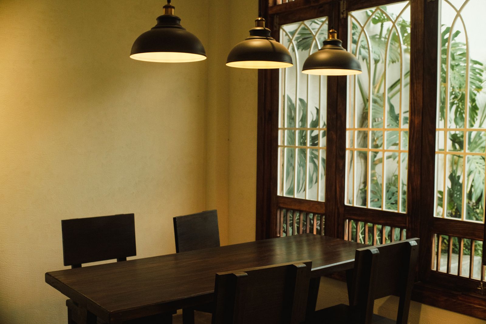 Esszimmer mit Fensterfront aus dunklem Holz