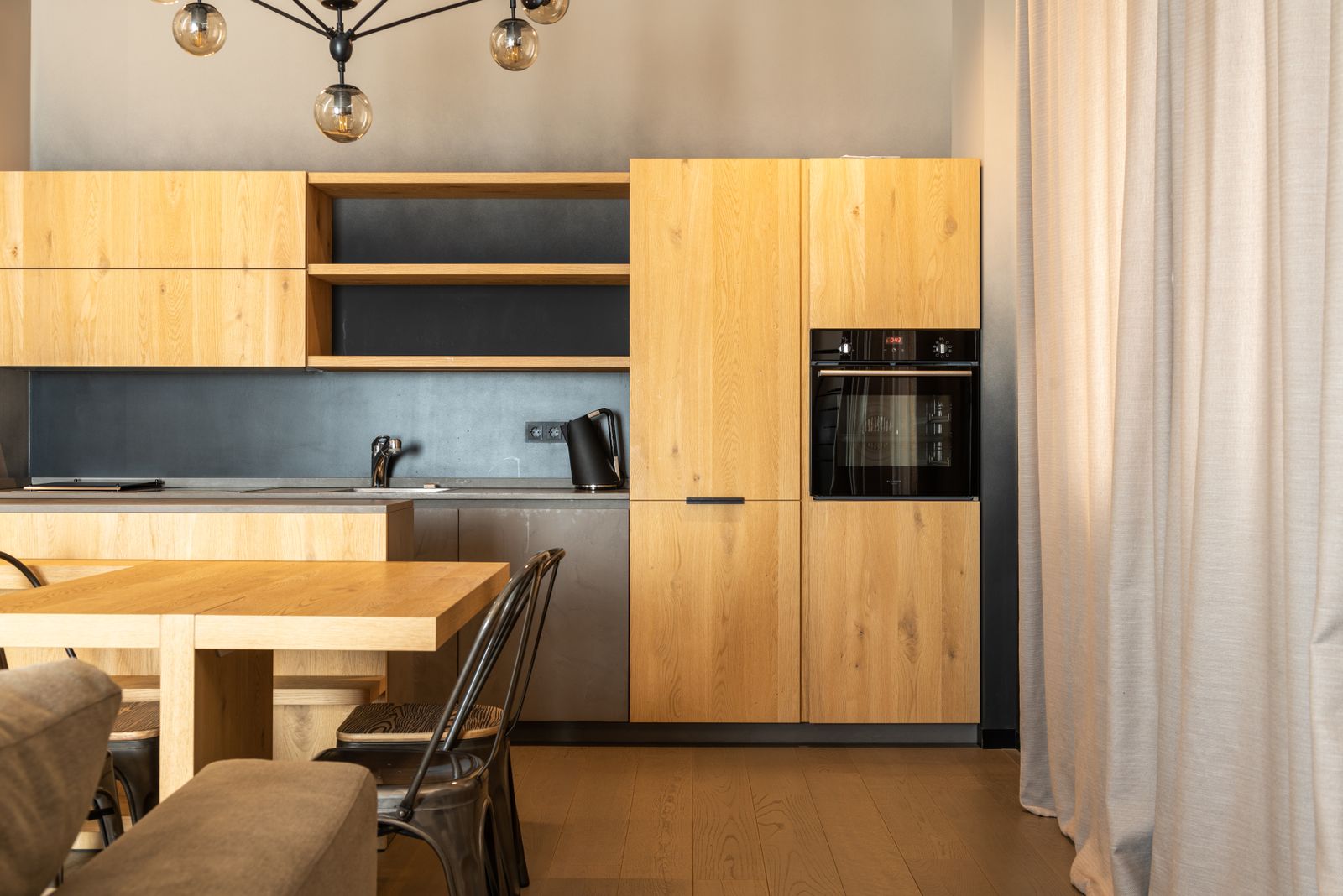 Küche mit Esstisch aus Holz